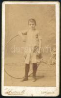 cca 1890 Fiatal lány karikával, vizitkártya Sréter M. temesvári (Timisoara) műterméből, a hátoldalon feliratozva, 10,5x6,5 cm (Ritka!)
