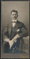 1912 Berlin, fiatal (magyar) férfi portréja, a hátoldalon található, korabeli felirat szerint 1914 novemberében az I. világháborúban hősi halált halt Oroszországban, ezt követően a Gömör megyei Pelsőcön temették el; kabinetfotó Marin Balg berlini műterméből, 21x10,5 cm