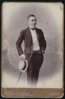 cca 1900-1910 Elegáns fiatal férfi sétapálcával és kalappal, kabinetfotó Székely Aladár budapesti műterméből, kissé viseltes állapotban, 16,5x10,5 cm