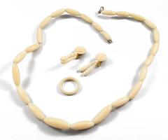 Csont ékszerek és fehér korall (?) nyakék