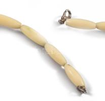 Csont ékszerek és fehér korall (?) nyakék