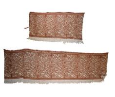 2 darab régi faliszőnyeg, szélén sérüléssel, cca 140x65 és 260x65 cm