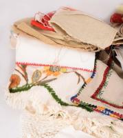 Banános ládányi vegyes hímzett textil tétel, közte beregi makkos hímzés, keresztszemes szalvéták, er...