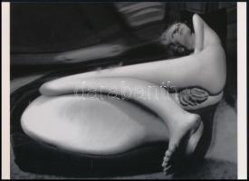 1933 Kertész Andor (később André Kertész) (1894-1985) magyar (később francia - amerikai) fotóművész felvétele (Torzítások sorozatból a 40.sz.), 1 db modern nagyítás, jelzés nélkül, 15x21 cm