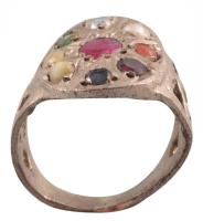 Kézzel készült fém gyűrű, rubin, smaragd, gránát, opál berakásokkal, m: 56