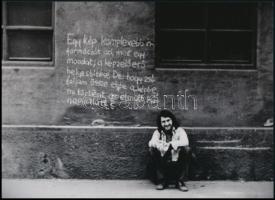 1975 Hajas Tibor (1946-1980) képzőművész performansz alkotása (Levél barátomnak, Párizsba című sorozatából) 1 db modern nagyítás jelzés nélkül, 15x21 cm