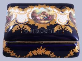 Limoges-i stílusú francia bonbonier, teteje zsanértól elvált. Jelzett, 17x13 cm