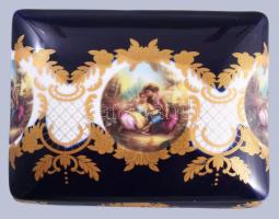 Limoges-i stílusú francia bonbonier, teteje zsanértól elvált. Jelzett, 17x13 cm