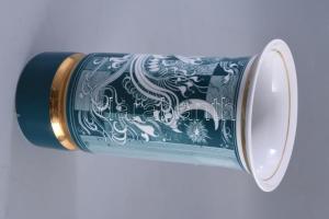 Hollóházi Szász Endre által tervezett mintával díszített zöld váza, matricás, jelzett, hibátlan, m: ...