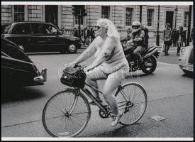 cca 1983 London, zavartalanul a ?Cyclonudista, azaz a meztelenség és kerékpározás? hagyományt teremtő találkozóra, Peter Berkó felvétele, 1 db modern nagyítás, jelzés nélkül, 15x21 cm