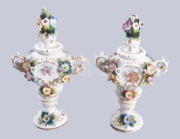 Alt wien plasztikus virágmintás fedeles kisváza pár. Jelzett, pattogzásokkal, m: 14,5 cm