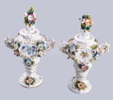 Alt wien plasztikus virágmintás fedeles kisváza pár. Jelzett, pattogzásokkal, m: 14,5 cm