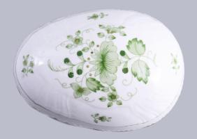 Hollóházi virágmintás váza, tojás alakú bonbonier, kétágú gyertyatartó. Jelzett, hibátlan, m: 16 cm