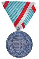1929. "Magyar Háborús Emlékérem kardokkal, sisakkal" ezüstözött bronz kitüntetés mellszala...