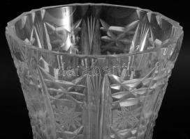 Ólomkristály váza, gazdag csiszolt mintával, m: 25 cm