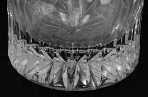 Ólomkristály váza, gazdag csiszolt mintával, m: 25 cm