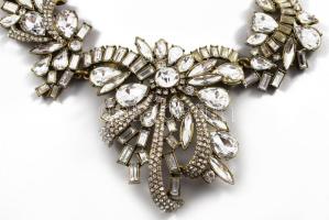 Dekoratív köves nyakék