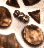 Réz és ezüst (Ag) függő fekete kő berakásokkal, jelzett, d: 3 cm