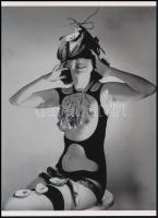 cca 1958 Dali, Salvador (1904-1989) katalán - spanyol szürrealista művész által tervezett jelmez, a "Vénusz álmához" modelljének, 1 db modern nagyítás, jelzés nélkül, 21x15 cm