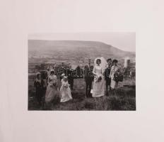 Jelzés nélkül: Esküvő ipari tájban (Anglia?) ca 1970. Vintage fotóművészeti alkotás Zselatinos nagyí...