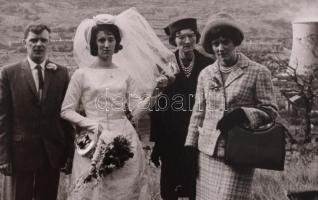 Jelzés nélkül: Esküvő ipari tájban (Anglia?) ca 1970. Vintage fotóművészeti alkotás Zselatinos nagyí...