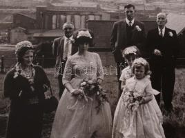 Jelzés nélkül: Esküvő ipari tájban (Anglia?) ca 1970. Vintage fotóművészeti alkotás Zselatinos nagyí...