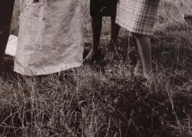 Jelzés nélkül: Esküvő ipari tájban (Anglia?) ca 1970. Vintage fotóművészeti alkotás Zselatinos nagyí...