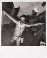 Jelzés nélkül: Rioi carneval. Zselatinos nagyítás, fotópapír. 38x39 cm / 41x52 cm

Unmarked: Untit...