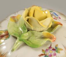 Herendi Viktória mintás bonbonier, plasztikus sárga rózsa fogóval, jelzett, hibátlan, d: 12 cm, m: 1...