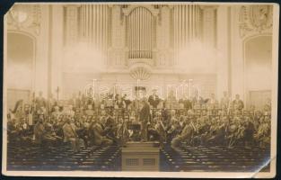 ca 1925 Hangversenyzenekar csoportképe Dohnányi Ernő (1877-1960) zeneszerző autográf aláírásával 14x9 cm