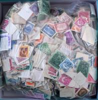 1/2 kg 1950 előtti áztatott magyar bélyeg, dobozban