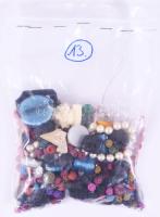 Zacskónyi ékszer és bizsu tétel, drágakő, ásvány, csont, üveg, stb.