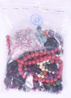 Zacskónyi ékszer és bizsu tétel, drágakő, ásvány, csont, üveg, stb