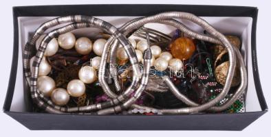 Cipősdoboznyi ékszer, érdekes darabokkal.