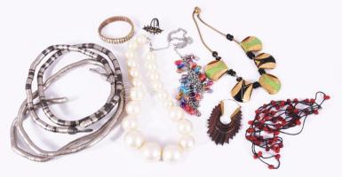 Cipősdoboznyi ékszer, érdekes darabokkal