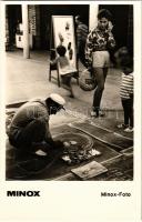 Utcai rajzoló. Minox Foto / street artist