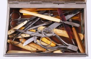 Vegyes eszköz tétel, közte csont nyéllel, fém dobozban.