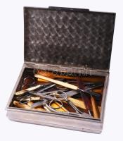 Vegyes eszköz tétel, közte csont nyéllel, fém dobozban