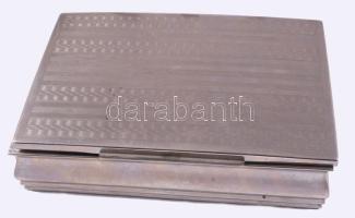 Vegyes eszköz tétel, közte csont nyéllel, fém dobozban