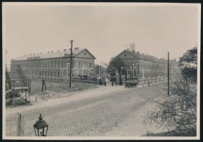 cca 1900 A Kir. Posta Központi Anyagraktára és Készülék-javítóműhelyének utcai főkapuja, hátoldalon feliratozott fotó, 11,5×17 cm