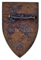 1930 k. zománcozott bronz iskolajelvény(?), hátoldalán "Jelvénygyár BPest Holló u. 14." gy...