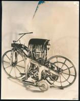 Daimler "Motorzweirad", az 1885-ben megépített motorkerékpárt ábrázoló fotó, hátoldalon német nyelvű leírással, felületi sérüléssel, 18,5×14 cm