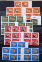 Nagy láda német bélyeg sok postatisztával, benne gyűjtemény és rendező anyagok, bélyegfüzetlapok, st...