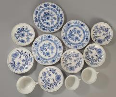 11 darabos hagymamintás porcelán összeállítás, közte Meissen