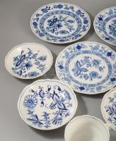 11 darabos hagymamintás porcelán összeállítás, közte Meissen