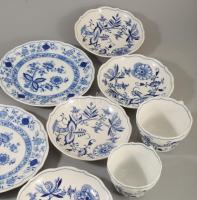 11 darabos hagymamintás porcelán összeállítás, közte Meissen