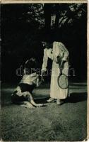 1914 'Barátság', teniszező hölgy kutyával, az Érdekes Újság ajándéka. Dr. Glósz Ödön felvé...