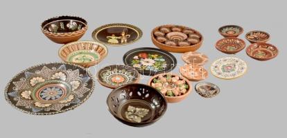 Banános doboznyi népi kerámia tárgy, közte nagyobb méretű falitálakkal