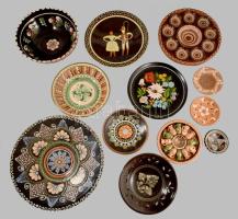 Banános doboznyi népi kerámia tárgy, közte nagyobb méretű falitálakkal