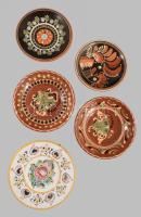 Banános doboznyi népi kerámia tárgy, közte nagyobb méretű falitálakkal